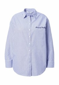 Camicia a righe blu e bianca in cotone, con maniche lunghe, colletto e testo ricamato che recita "Chi ha invitato lunedì".