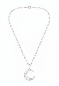 Zilveren ketting met een gehammerd maansikkelbedel, voorzien van een sluiting met een karabijnhaak en middelgrote schakels.