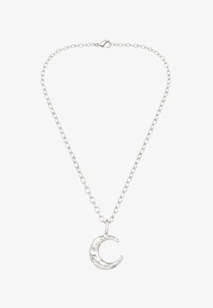 Zilveren ketting met een gehammerd maansikkelbedel, voorzien van een sluiting met een karabijnhaak en middelgrote schakels.