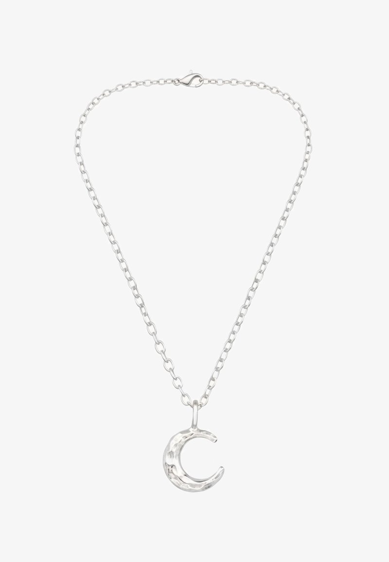 Zilveren ketting met een gehammerd maansikkelbedel, voorzien van een sluiting met een karabijnhaak en middelgrote schakels.