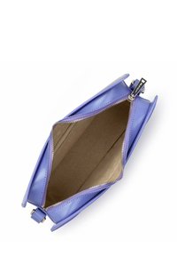 Borsa a mano in pelle viola con texture liscia, chiusura con zip e interno aperto con foderatura beige. Il design presenta lati angolari.