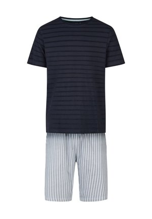 Herren-T-Shirt mit kurzen Ärmeln, marineblau und gestreift, kombiniert mit hellgrauen und weiß vertikal gestreiften Shorts.
