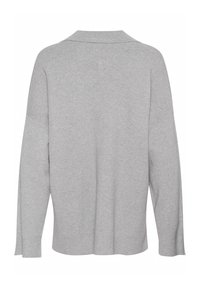 Grå strikket sweater med krave, løs pasform og lange ærmer. Har sideskår ved kanten og ribbede tekstur. Vist fra bagkanten.