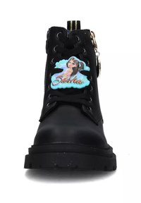 Stivale alle caviglia nero con suola in gomma, design con lacci, caratterizzato da un badge colorato e testurizzato di colore blu che raffigura una ragazza di nome Sasha.