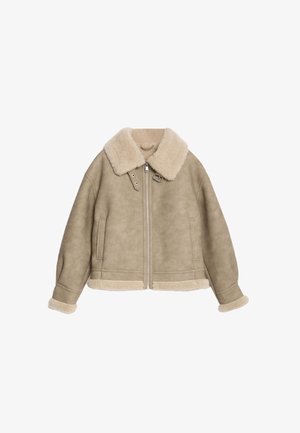 Brązowa kurtka z sztucznego futra z zamkiem z przodu, szerokim miękkim kołnierzem i mankietami, z bocznymi kieszeniami i luźnym krojem.