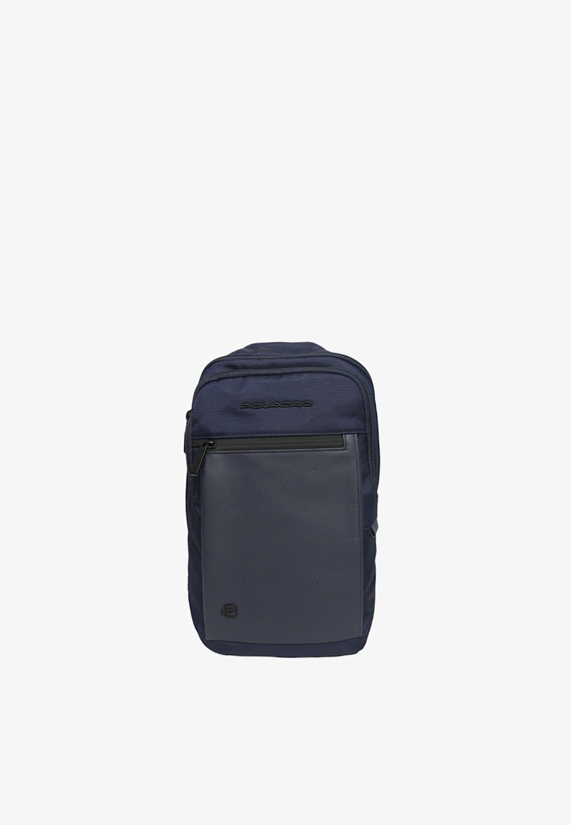Sac à dos bleu marine en tissu texturé avec des accents en cuir lisse. Il possède une poche zippée à l'avant et des bretelles ajustables.