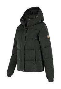 Zwarte verwarmde winterjas met aangehechte capuchon, voorrits bedekt met een drukknopenflap en een logo-embleem op de linkermouw.