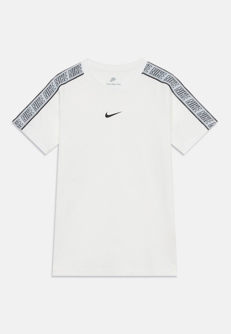 Balta trumpa rankovėmis Nike marškinėlė su juodu swoosh logotipu centre ir pakartotu "NIKE" tekstu juodais kraštais išilgai pečių.