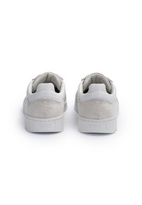 Coppia di sneakers in camoscio e pelle grigio chiaro viste da dietro, con colli imbottiti e "LLOYD" inciso sulle suole di gomma.