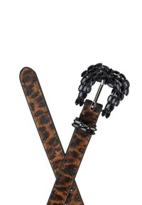 Cinturón de cuero con un patrón de estampado de leopardo en marrón y negro. Presenta una hebilla negra adornada con piedras de forma ovalada.