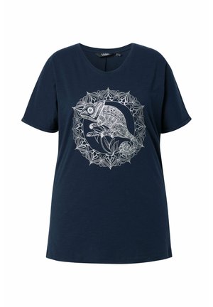 Marineblaues kurzärmeliges Hemd mit einem detaillierten weißen Chamäleon- und Blattmuster, das in einem kreisförmigen floralen Mandala-Design zentriert ist.