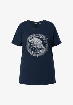 Camicia a maniche corte blu navy con un motivo dettagliato di camaleonte bianco e foglie, centrato all'interno di un disegno mandala floreale circolare.