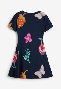 Abito a maniche corte di colore blu navy con motivi colorati di frutta e farfalle, texture a coste e design a gonna svasata con il testo "desigual".