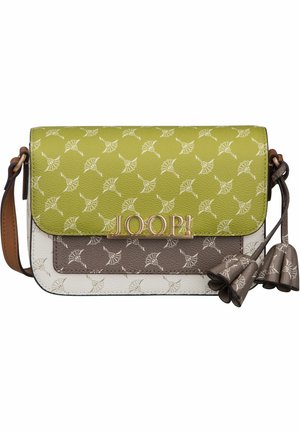 Bolso bandolera con paneles verdes, marrones y blancos, patrón floral, detalle de borla y logotipo "JOOP!" en la solapa frontal.