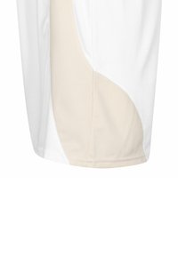 Witte sportshorts met een gladde stof, een gestructureerd beige zijpaneel en een gebogen ontwerpelement, gestikte zoom en ademend materiaal.