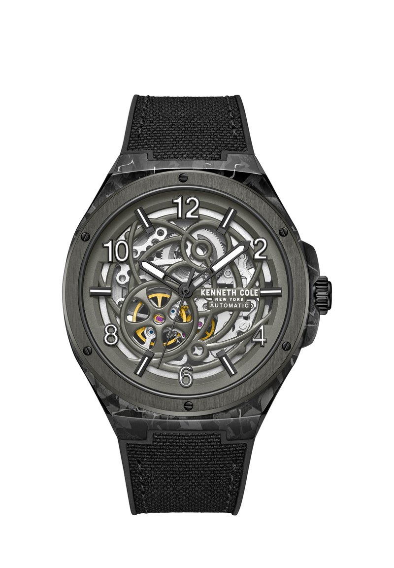 Reloj automático con una esfera gris transparente que revela intrincados engranajes. Correa texturizada negra. Marcas de horas del 1 al 12 visibles. Caja negra.