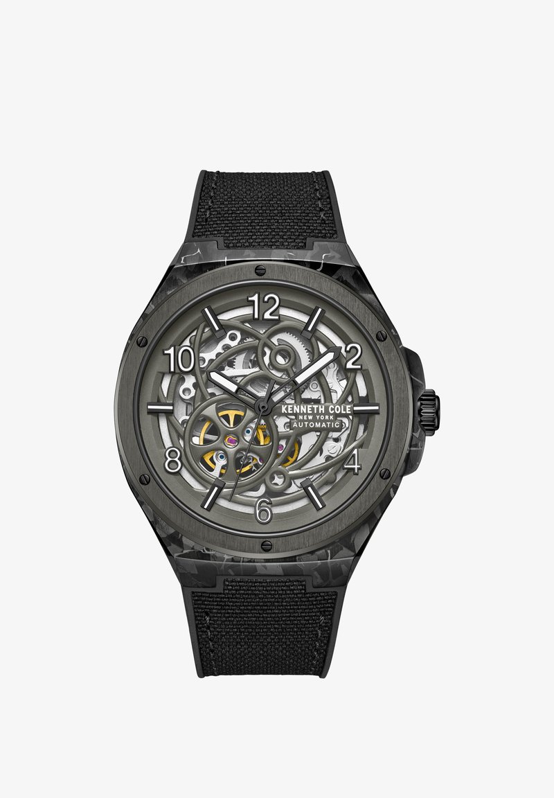 Reloj automático con una esfera gris transparente que revela intrincados engranajes. Correa texturizada negra. Marcas de horas del 1 al 12 visibles. Caja negra.