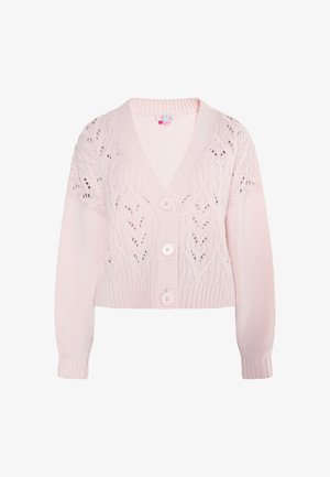 Lyserød strikket cardigan med v-hals, blonder-lignende mønster på ærmerne og tre store knapper. Kort design med ribkant i bunden og ved manchetterne.
