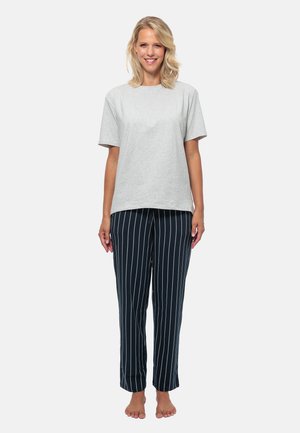 Ljusgrå kortärmad T-shirt i kombination med marinblå randiga pyjamasbyxor. Lätt lös passform, mjukt tyg och horisontella vita ränder på byxorna.