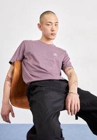 adidas Originals TREFOIL ESSENTIALS - Triko s potiskem - shadow fig