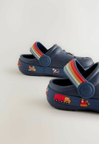 Next REGULAR FIT CHARACTER WITH BACKSTRAP - Klumpák - navy transport