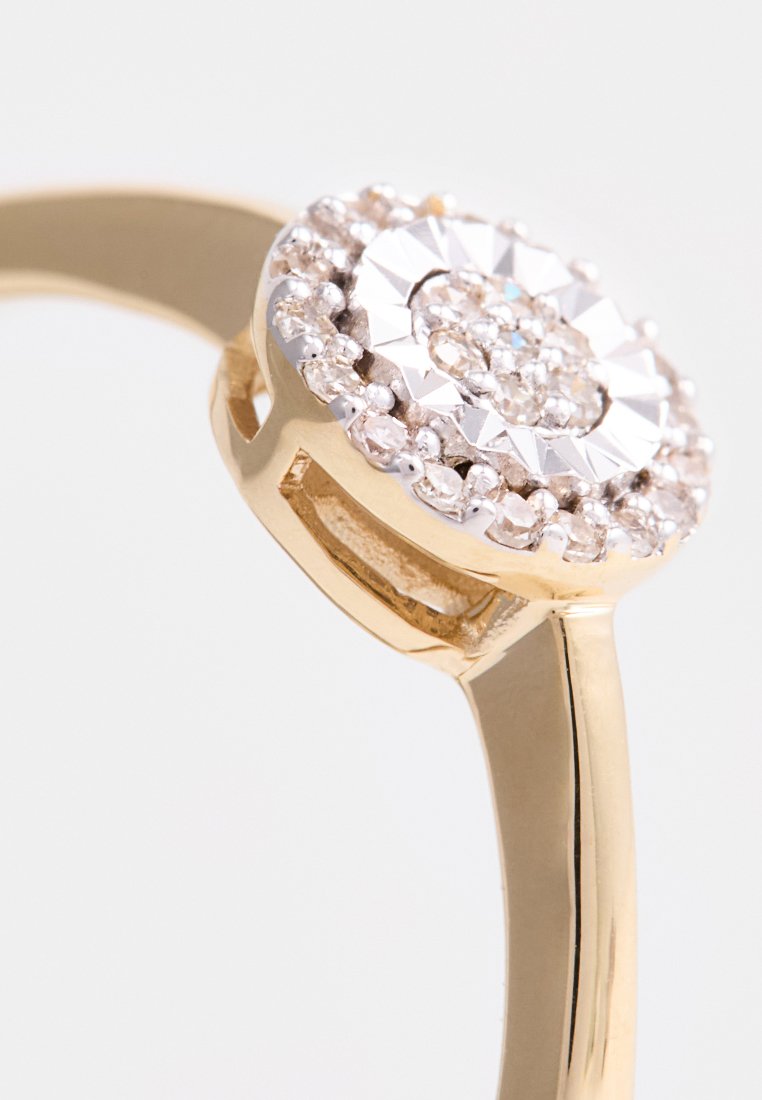 Goldfarbener Ring mit einem runden, künstlichen Diamantencluster und einem geschliffenen Mittelstein, umgeben von kleineren klaren Kristallen. Glattes Banddesign.