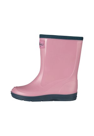 Bota de lluvia de goma rosa con suela y ribete oscuro, con estilo de poner tirando y etiqueta cerca del borde superior.