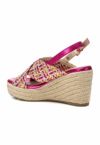Sandalia cuña con upper de tejido trenzado multicolor, acentos metálicos en rosa y una plataforma envuelta en yute. Correa ajustable en el talón.
