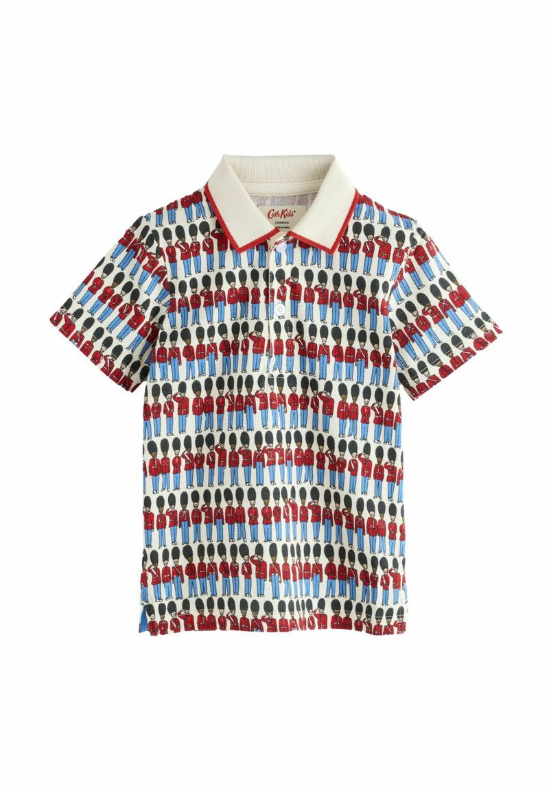 Bavlnená polo košeľa s opakujúcim sa vzorom štýlizovaných postáv v červených a modrých uniformách na krémovom pozadí, s golierom lemovaným červenou farbou.