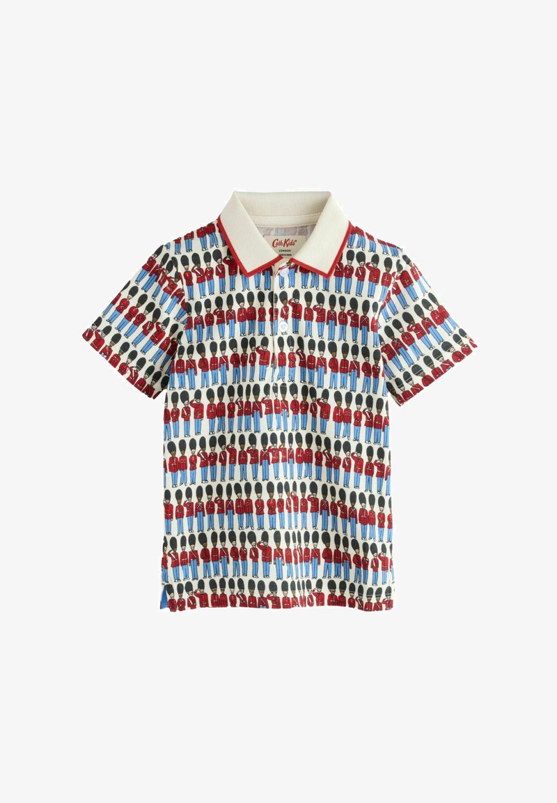 Polo à manches courtes avec col blanc et bordure rouge, imprimé de rangées de gardes royaux britanniques vêtus d’uniformes rouges et de hauts chapeaux noirs.