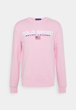 Lyserød sweatshirt med lange ærmer, der har teksten "POLO SPORT RALPH LAUREN" og et lille amerikansk flag på brystet.