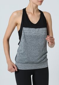 Sportströja med svart överdel och grå kropp med horisontella vita ränder, tillverkad av ett andningsbart, elastiskt tyg.