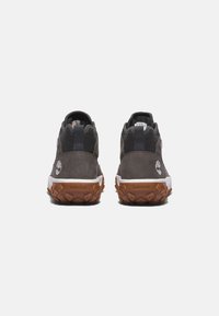 Graue Wildleder- und Mesh-Ankle Boots mit Gummisohlen. Merkmale sind das Timberland-Logo, eine weiße Zwischensohle und eine strukturierte braune Sohle für besseren Halt.