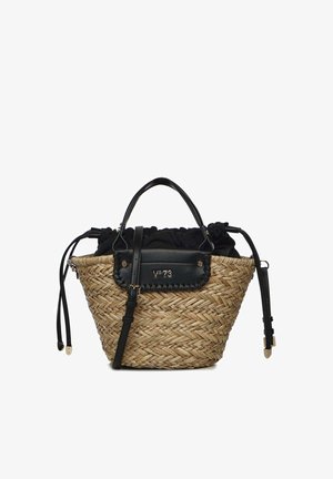 Bolso de paja tejido con asas de cuero negro, correa de hombro ajustable, cierre de tela con cordón y logotipo "V°73" en parche frontal.