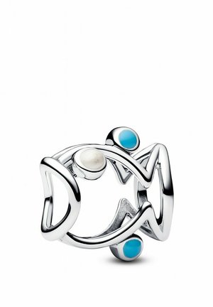 Silberner Ring mit Fischdesign und zwei runden Akzenten: einem weißen und einem türkisfarbenen. Glatte Oberfläche, elegante Linien und offene Struktur.