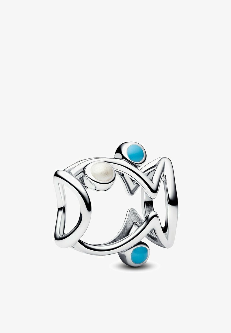 Anello in argento con design a pesce, arricchito da due accenti circolari: uno bianco e uno turchese. Finitura liscia, linee eleganti e struttura aperta.