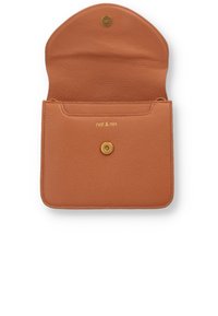 Tan læderpung med tekstureret overflade, der har en messing snaplukning, en indvendig lomme og prægede branding "nat & nin."