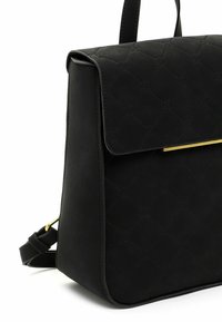Mochila negra hecha de cuero sintético texturizado, con un diseño acolchado, cierre tipo solapa y acentos de hardware en tono dorado.