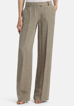 Pantalones anchos de pierna de color beige claro hechos de tela texturizada. Presentan pliegues frontales y una cintura lisa con trabillas para cinturón. Corte casual.