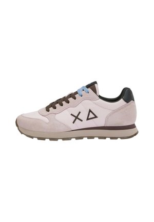 Scarpa sportiva rosa chiaro con lacci marroni, occhiello superiore blu, collarino tallone nero e simboli neri a croce e triangolo sul lato.