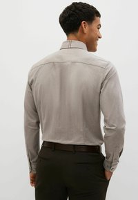 Next TEXTURED TRIMMED - Vapaa-ajan kauluspaita - neutral brown
