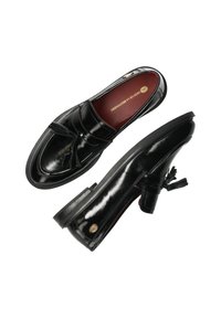 Zwarte lakleren loafers met een kwastje, een iets verhoogde hak en rode binnenvoering. Voorzien van een merkembleem aan de zijkant.