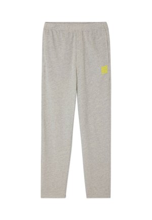 Pantalons de survêtement gris en tissu doux, avec une taille élastique et un petit patch logo jaune sur le côté gauche.