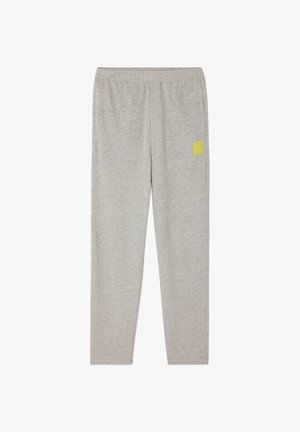 Pantalones de chándal grises hechos de una tela suave, con una cinturilla elástica y un pequeño parche de logo amarillo en el lado izquierdo.