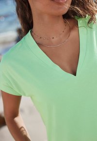 Next REGULAR FIT V-NECK - Haljina od žerseja - lime green