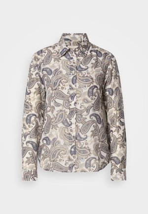 Une chemise à manches longues en tissu léger présente un motif paisley beige et bleu, avec un col classique et une fermeture à boutons.