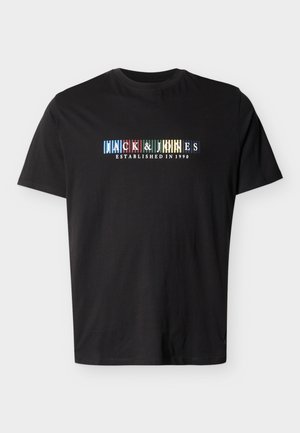 Sort kortærmet T-shirt med teksten "JACK & JONES ESTABLISHED IN 1990" i farverige blokbogstaver på brystet.