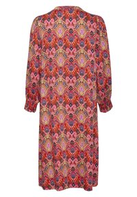 Klänning med intrikata paisleymönster i rött, rosa och beige, långa ärmar med elastiska manschetter och en lös passform som slutar vid knäna.