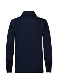 Marineblauwe jak met een kraag, knoopmanchetten en een gladde textuur. Het heeft een schoon, eenvoudig ontwerp zonder patronen of accenten.