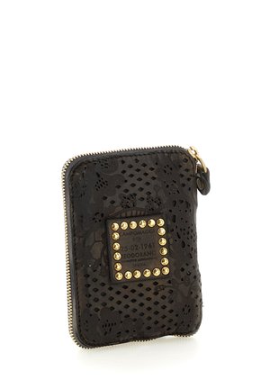 Portafoglio nero in pelle con zip, perforazioni floreali e etichetta quadrata con borchie dorate sul fronte.